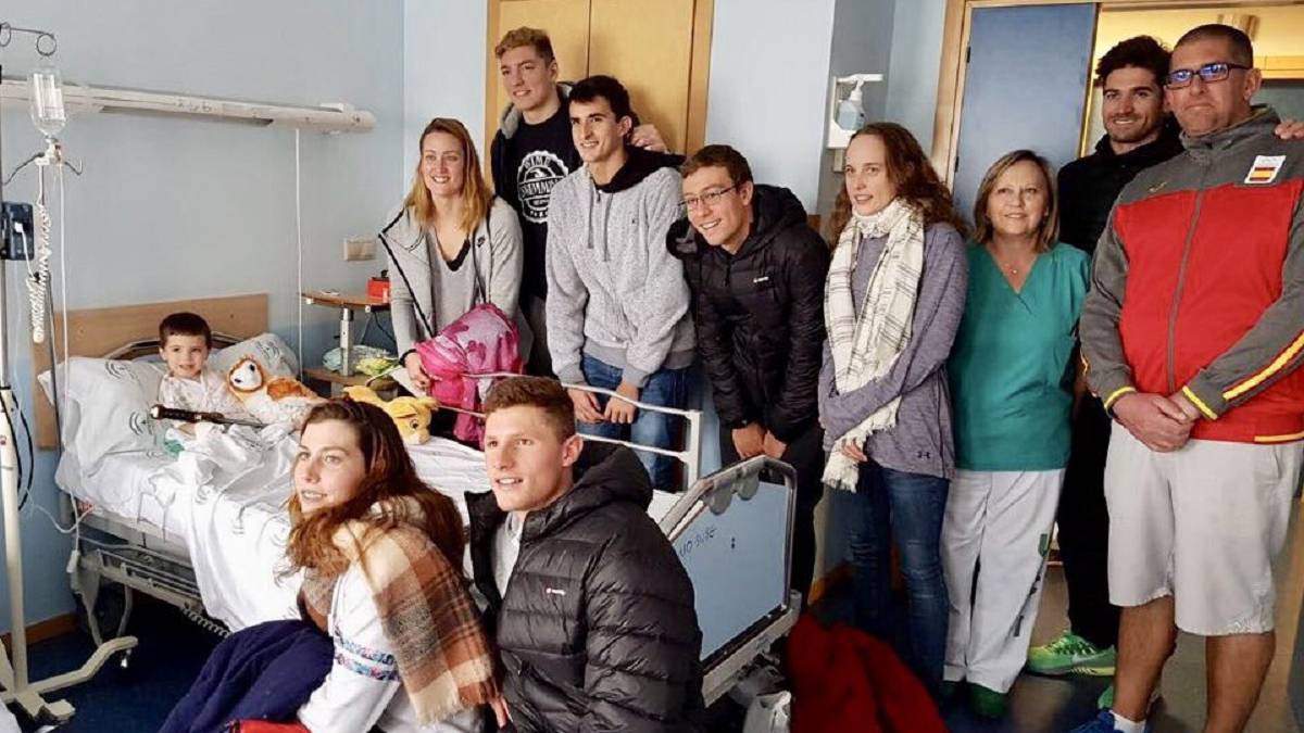 Mireia, una reina maga con regalos a niños hospitalizados