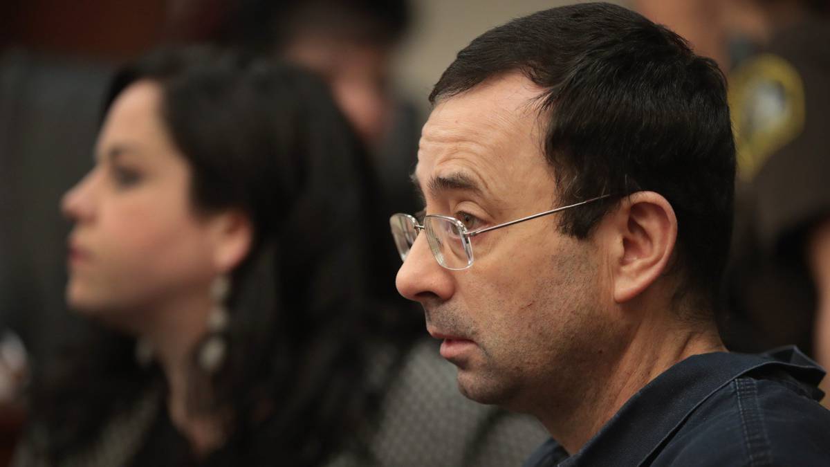 Larry Nassar escuchando el testimonio de sus víctimas.