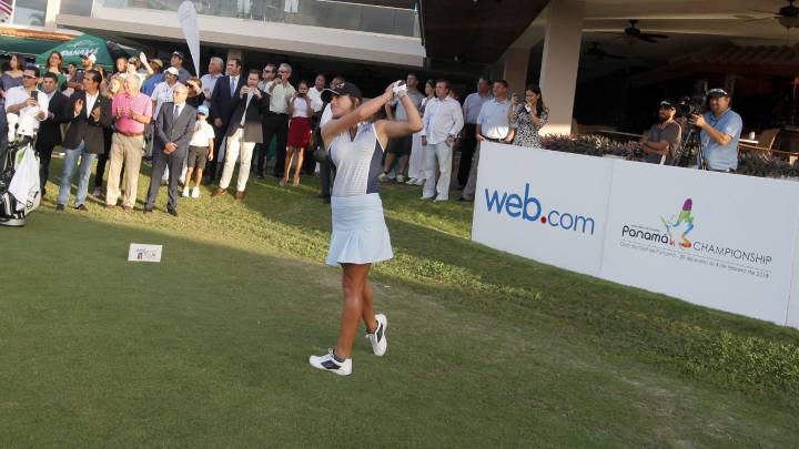 La golfista española, Belén Mozo, da el primer saque inaugural del Panamá Championship de Golf, tercera parada del Web.Com Tour de la PGA, que se realiza hoy, miércoles 31 de enero de 2018, en el Club de Golf de la Ciudad de Panamá (Panamá).