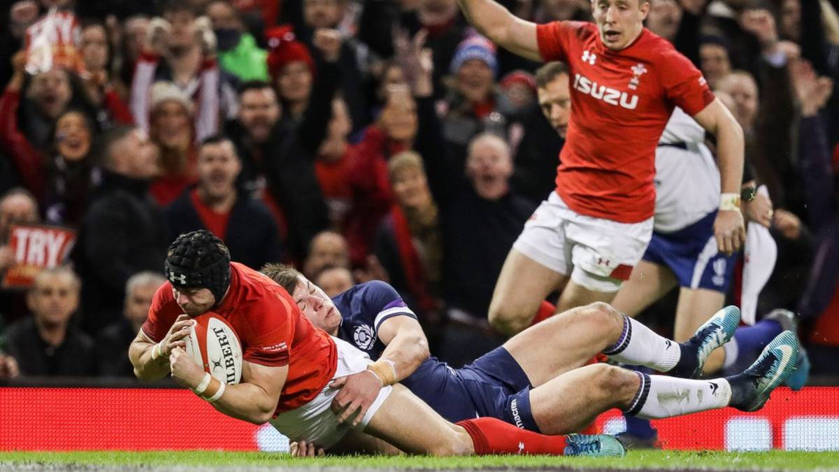 Halfpenny ensaya para Gales