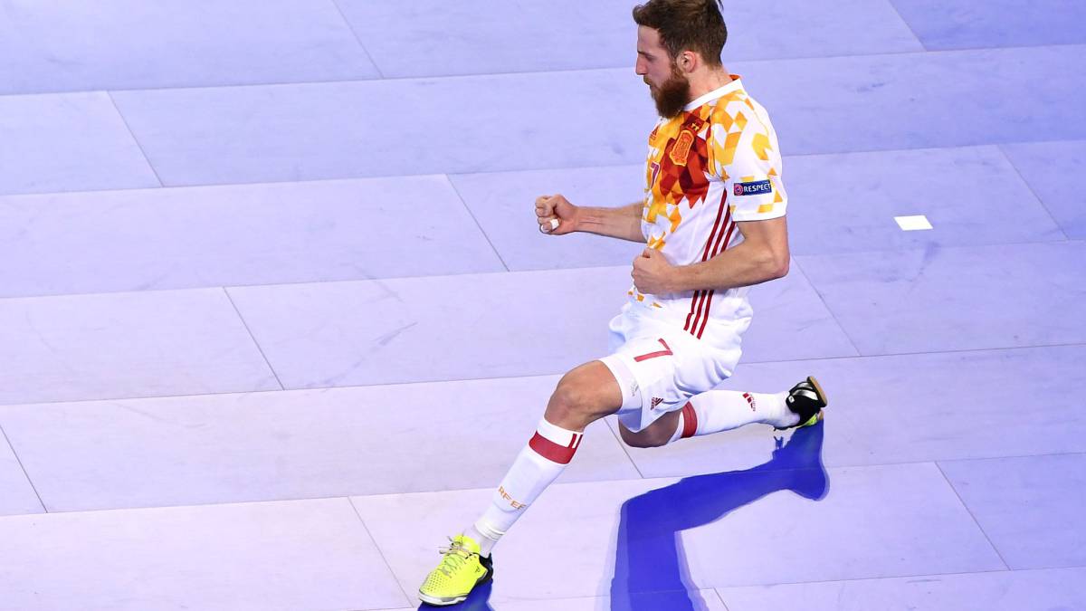 España cumple, pasa como primera y evita a Ricardinho