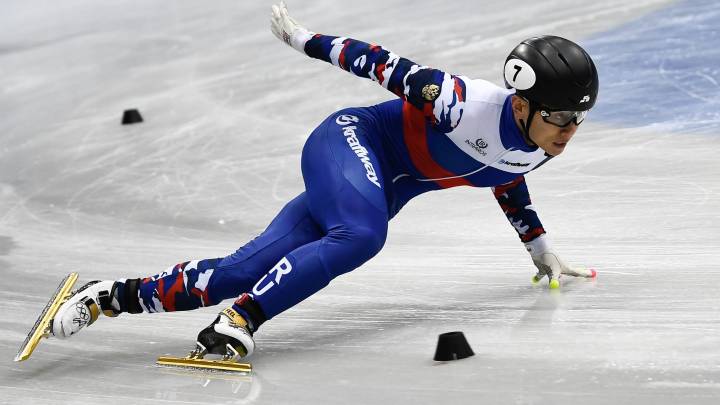 El patinador ruso Viktor Ahn durante la prueba clasificatoria masculina de 500m en los Campeonatos de Europa en pista corta de Dresde, Alemania, hoy, 12 de enero de 2018.