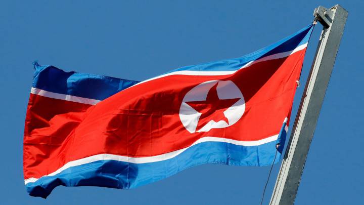 La bandera norcoreana, ya presente en la Villa Olímpica
