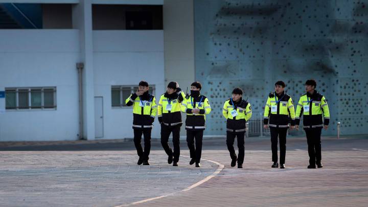 La policía camina por la Villa Olímpica de Gangneung antes del inicio de los Juegos Olímpicos de Invierno de Pyeongchang 2018.