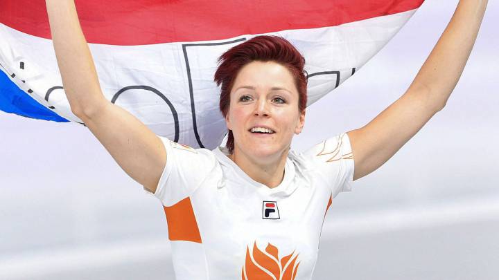 Jorien Ter Mors celebra su victoria en los 1.000 de patinaje de velocidad en los Juegos Olímpicos de Invierno de Pyeongchang.