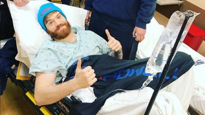 Devin Powell posa en el hospital tras ser operado después de que le rompieran un testículo en un entrenamiento.