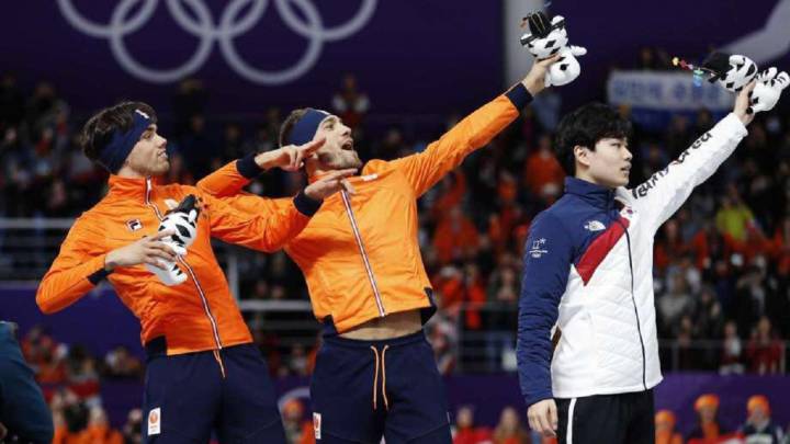 Los atletas de Holanda hacen el gesto de Usain Bolt tras ganar medalla en patinaje de velocidad en los Juegos Olímpicos de Pyeongchang.
