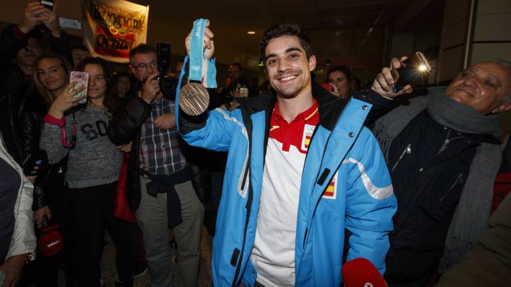 Javier Fernández posa con la medalla de bronce conseguida en los Juegos Olímpicos de Invierno de Pyeongchang a su llegada al Aeropuerto de Barajas.