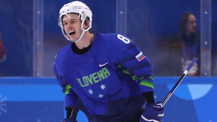 El eslovemo Ziga Jeglic celebra su gol durante el partido entre Eslovenia y Eslovaquia en la fase preliminar de hockey hielo de los Juegos Olímpicos de Invierno de Pyeongchang.