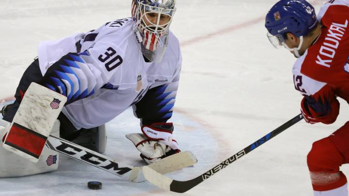 Petr Koukal, de la República Checa,anota un penalti durante la eliminatoria de cuartos de final de los Juegos Olímpicos de Pyeongchang entre República Checa y Estados Unidos.