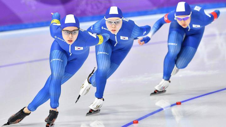 Park Ji Woo, Kim Bo-Reum y Noh Seon-Yeong compiten durante los cuartos de final de patinaje de velocidad en los Juegos Olímpicos de Invierno de Pyeongchang.