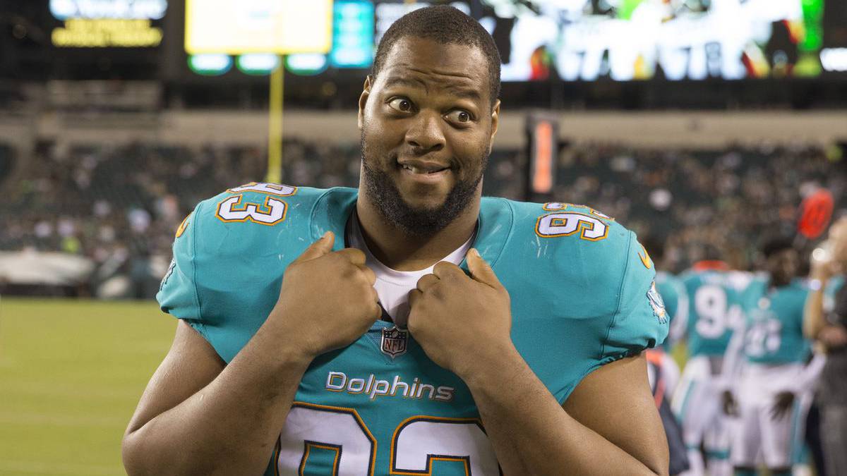Otro cuento de la agencia libre: los Dolphins cortarían a Suh