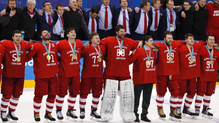 Desafío al COI: el hockey ruso cantó el himno en el podio