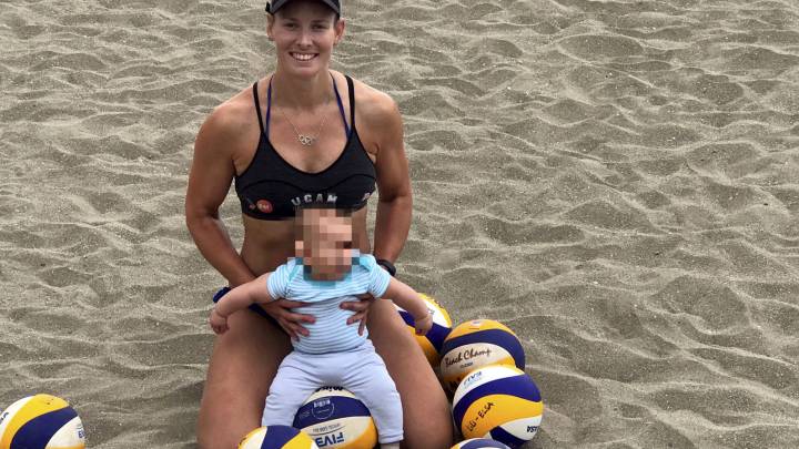 Lili Fernández, en la playa con su hijo.