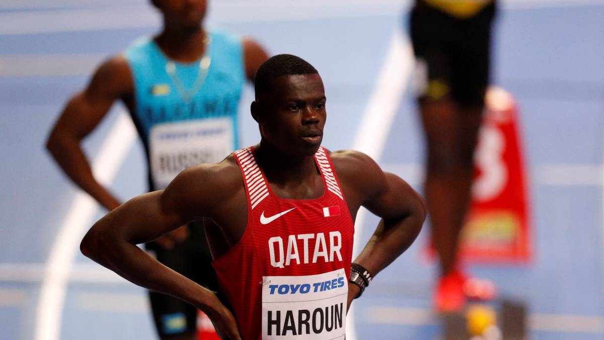 El qatarí Abdalleleh Haroun reacciona tras ser descalificado en la tercera serie de los 400 metros de los Mundiales Indoor de Atletismo de Birmingham.
