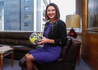 Inmaculada García, presidenta de Loterías, con el fútbol femenino