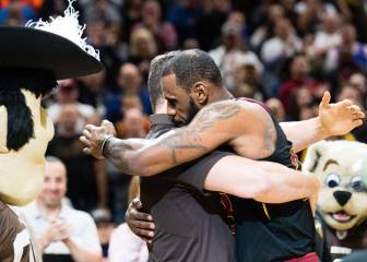La retirada de Joe Thomas: hasta LeBron le abrazó