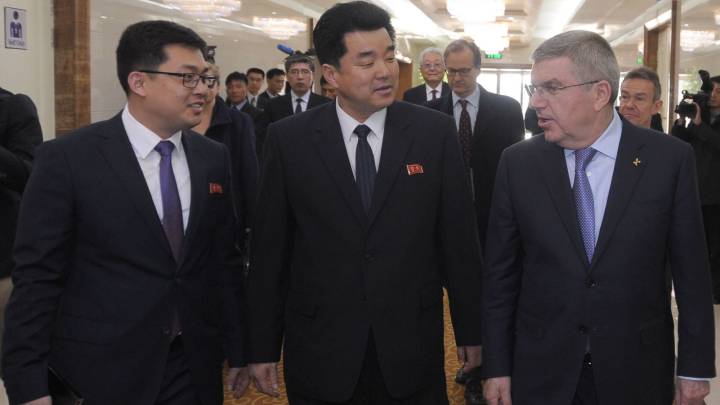 Thomas Bach habla con Kim Il Guk, Ministro de Cultura y Deporte y presidente del Comité Olímpico de Corea del Norte, durante su visita a Pyeongchang.