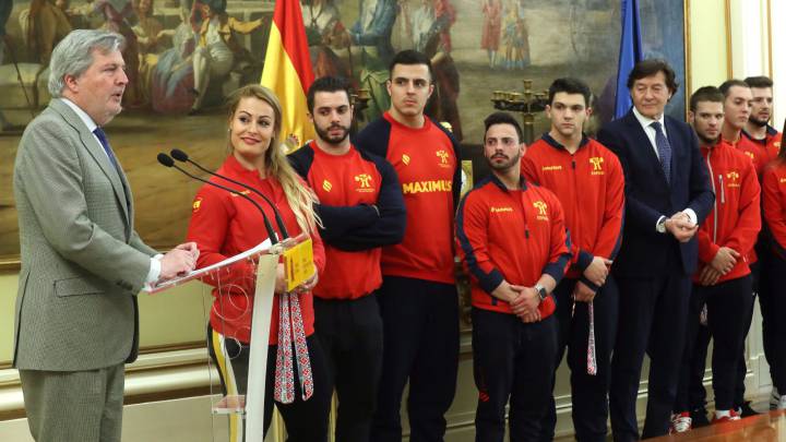 El Ministro de Educación, Cultura y Deporte, Íñigo Méndez de Vigo, con la Selección.