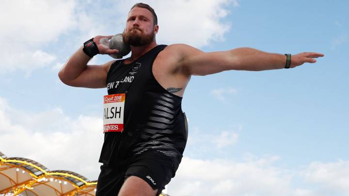 Tom Walsh compite durante la ronda de clasificación de lanzamiento de peso en los Juegos de la Commonwealth que se celebran en Gold Coast.