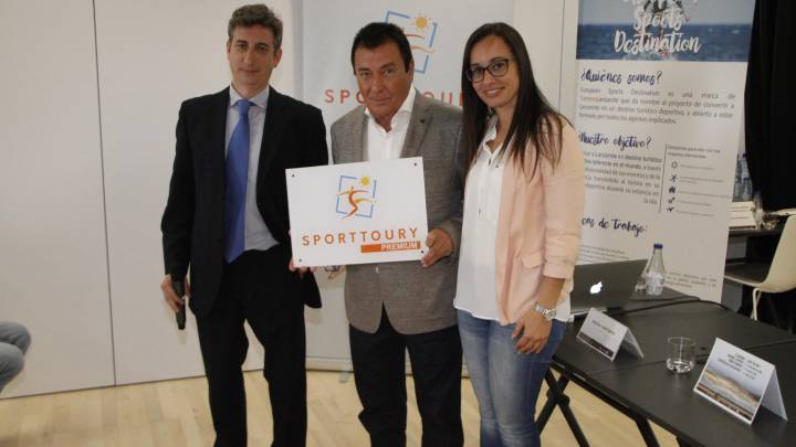 Ángel Vázquez, Antonio José García y Patricia Pérez posan durante las las jornadas “El Binomio Turismo y Deporte como elemento estratégico de un destino”.
