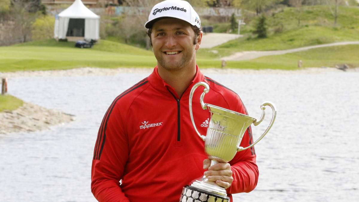Jon Rahm posa con el trofeo de campeón del Open de España de Golf 2018.