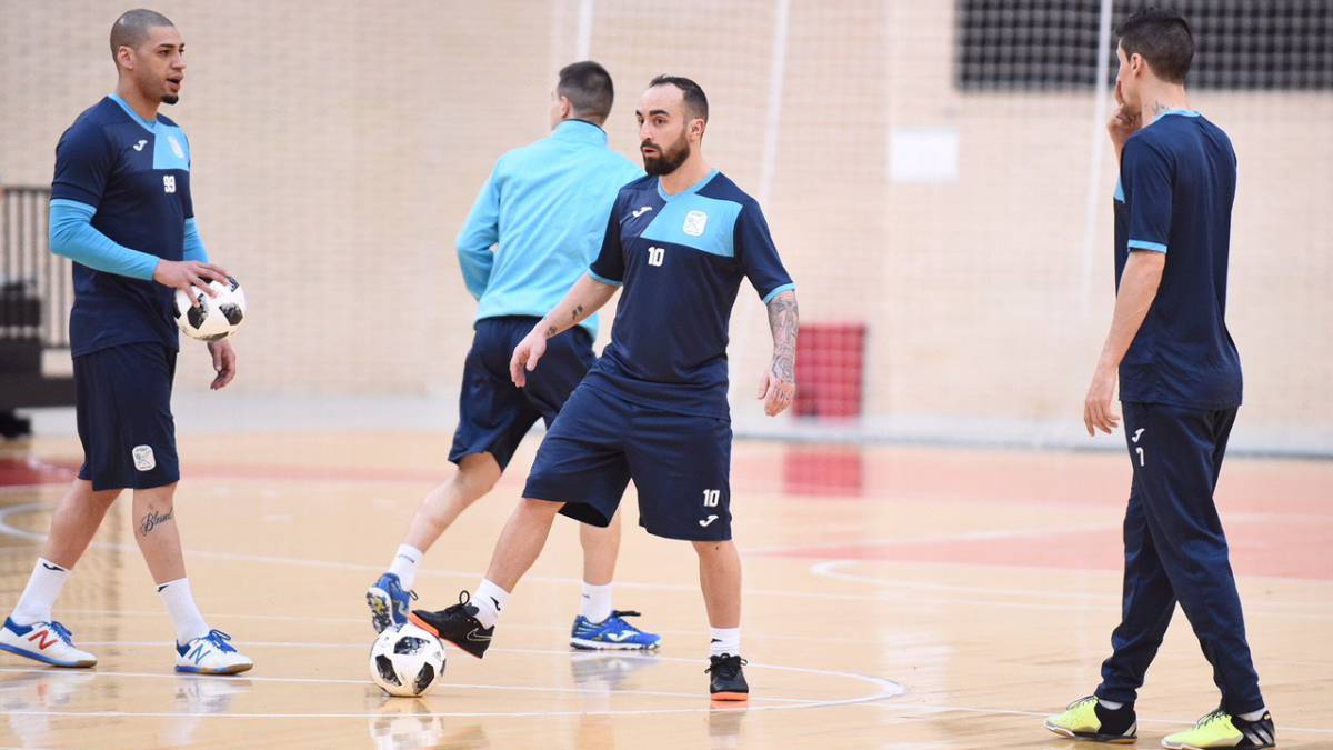 Ricardinho, entre Elisandro y Ortiz, en el entrenamiento de ayer en la capital aragonesa.