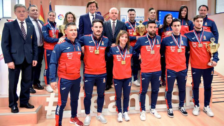 Lete recibe a la selección de karate tras su éxito europeo