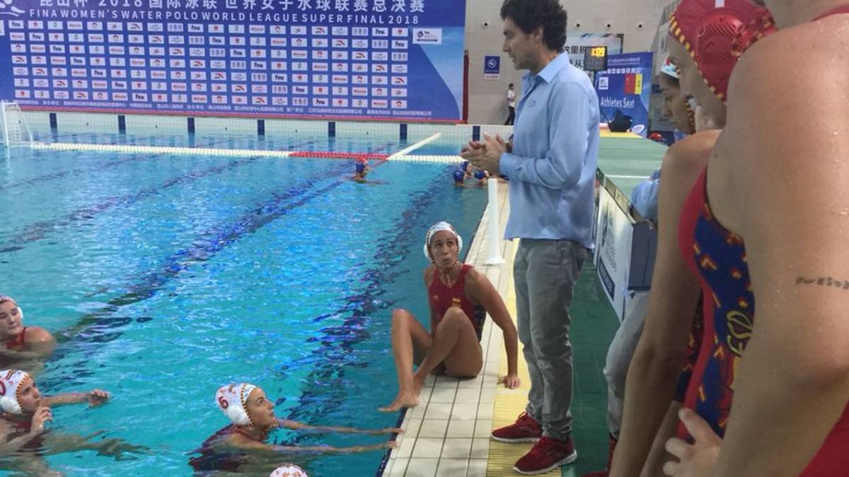 España arranca doblegando a China en la Superfinal