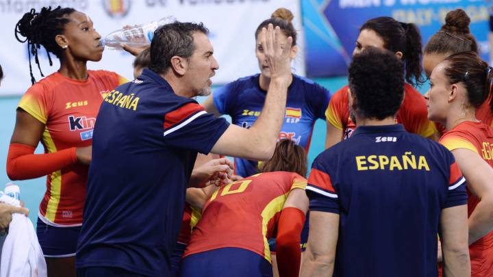 Pascual Saurín alecciona a sus jugadoras.