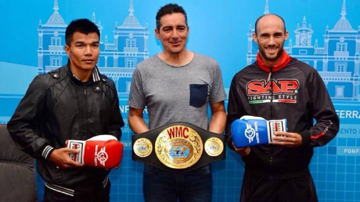 Carlos Coello posa junto a Army Sasiprapa posan en la rueda de prensa previa a la pelea por el título WMC de peso pluma de Muay Thai.