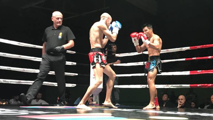 Crónica del combate entre Carlos Coello y Army Sasiprapa por el WMC de Muay Thai del peso pluma.