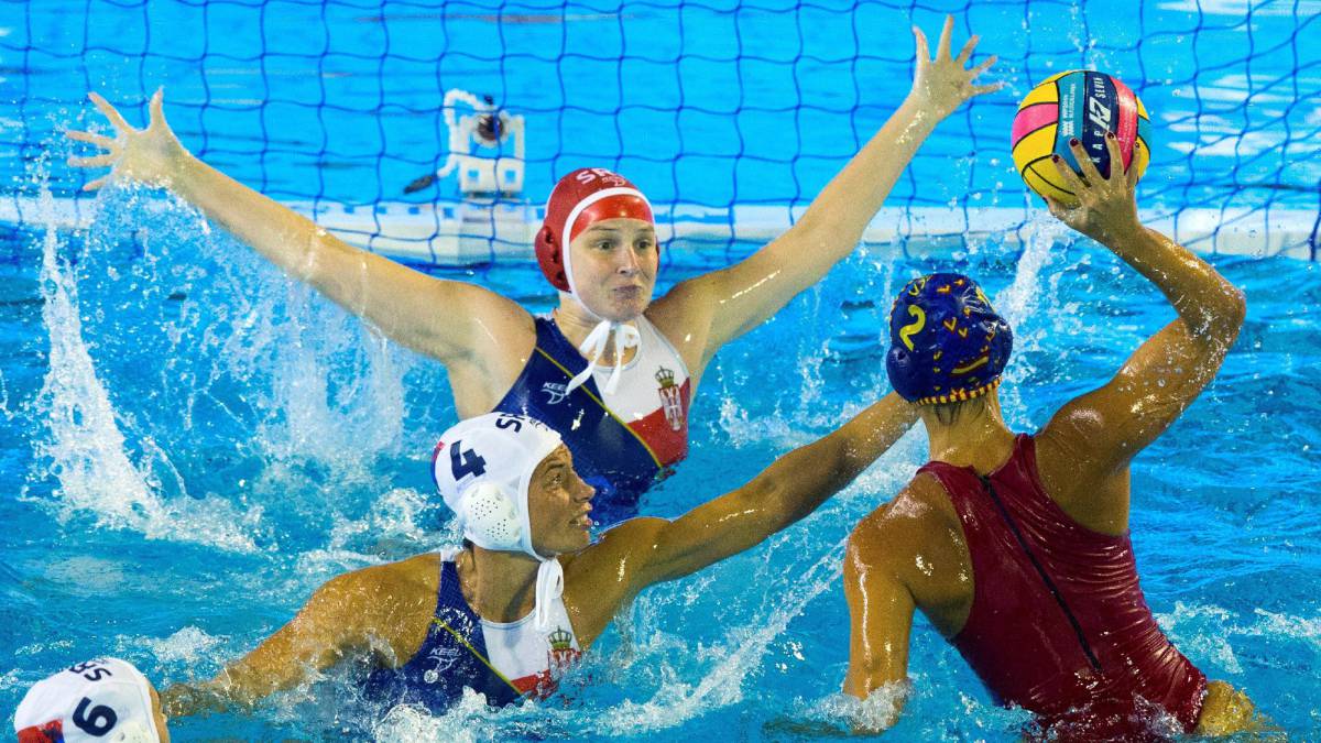 Doble victoria de España, que tiene un pie en semifinales