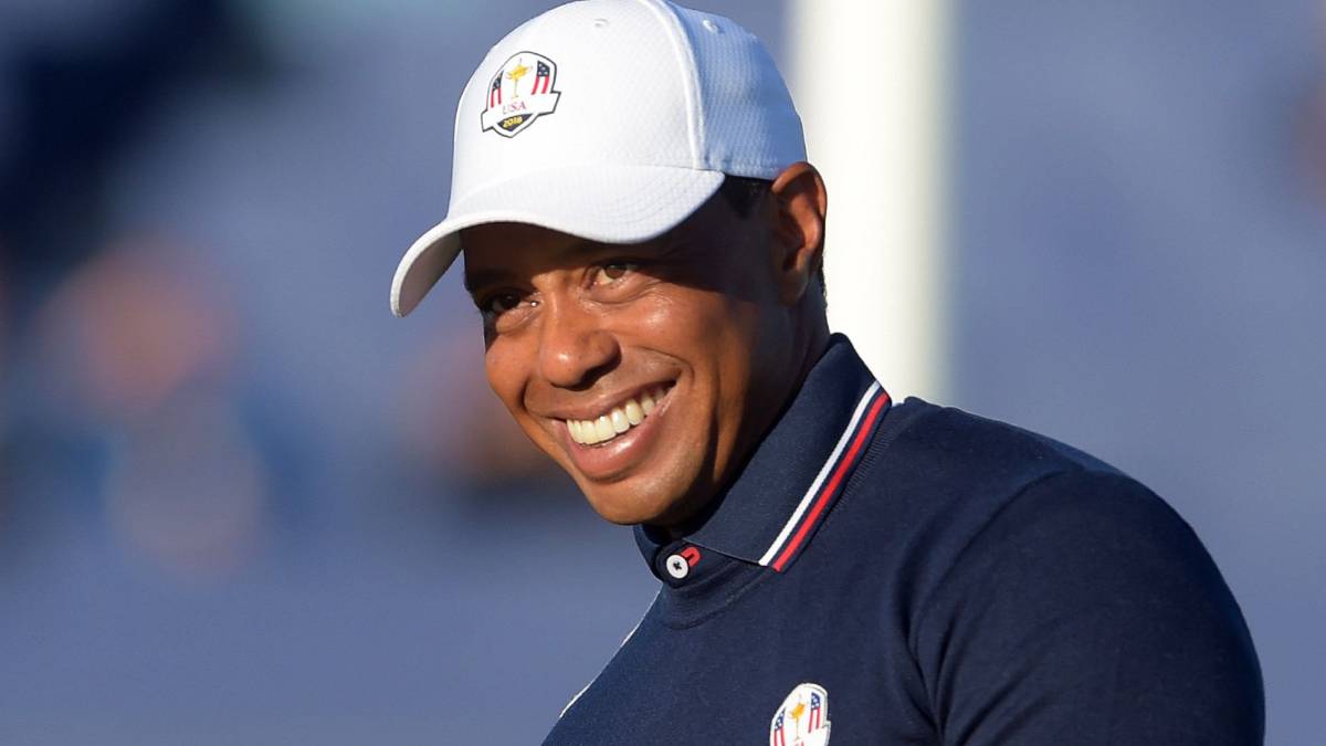El golfista estadounidense Tiger Woods participa en una sesión de entrenamiento para la Ryder Cup, en el campo de golf de Le Golf National, cerca de París, Francia.