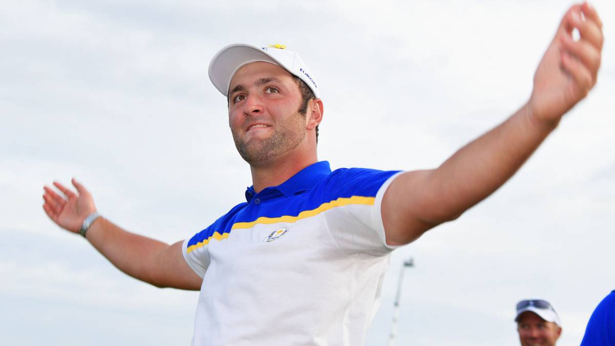 Jon Rahm celebra la victoria de Europa en la Ryder Cup en el Le Golf National de París, Francia.