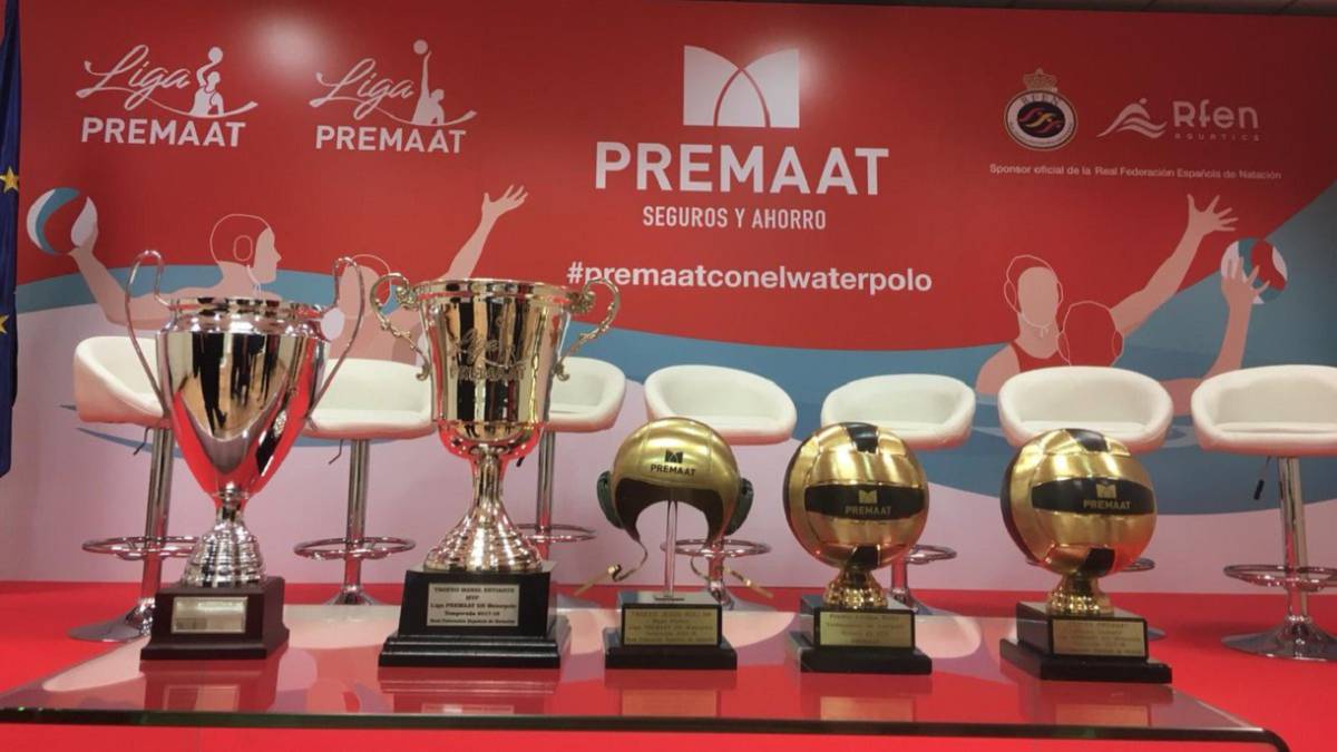 Imagen de los premios que se han entregado durante la presentación de la Liga Premaat de Waterpolo.