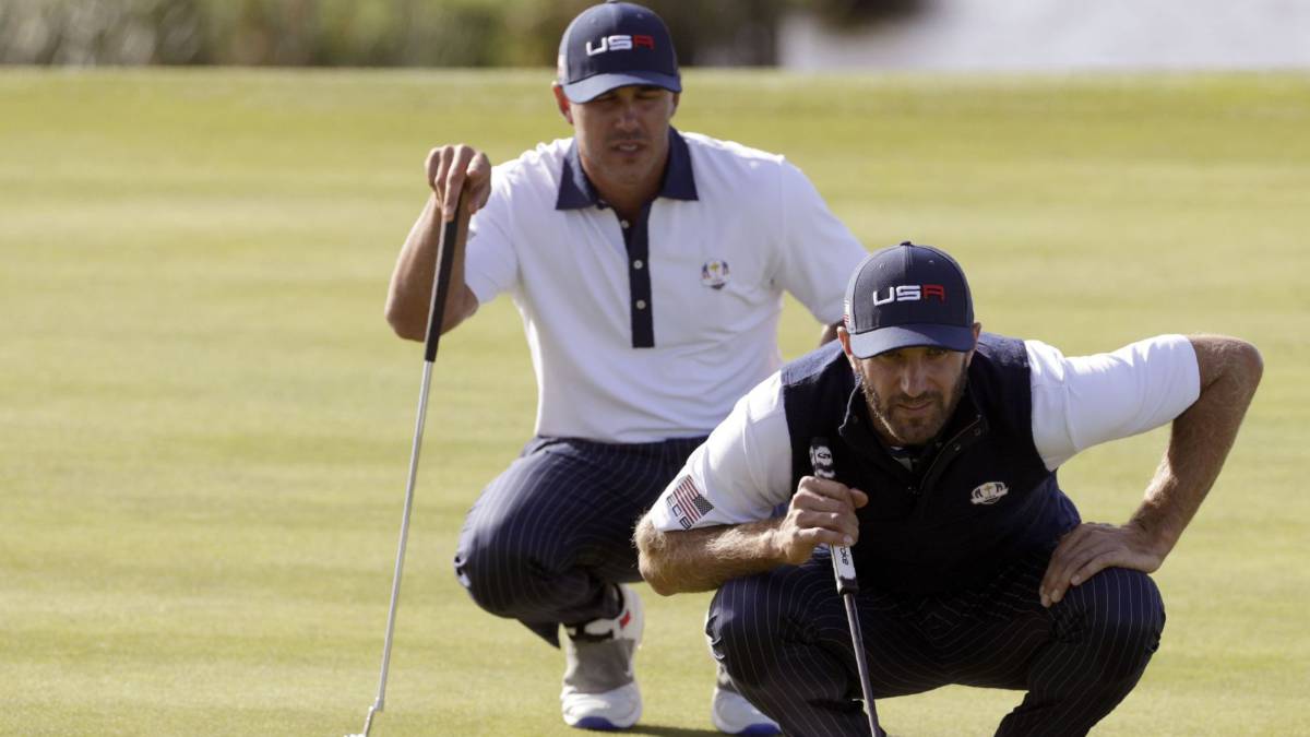 Dustin Johnson y Brooks Koepka observan la bola durante su partida de foursomes en la jornada del sábado de la Ryder Cup disputada en Le Golf National Course de Saint-Quentin-en-Yvelines, al suroeste de París.