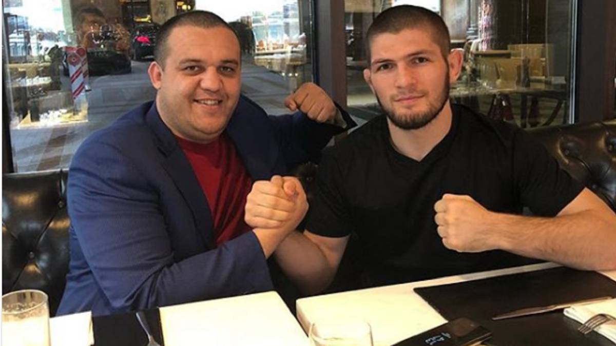 Khabib Nurmagomedov posa con el Secretario General de la Federación Rusa de Boxeo Umar Kremlev.