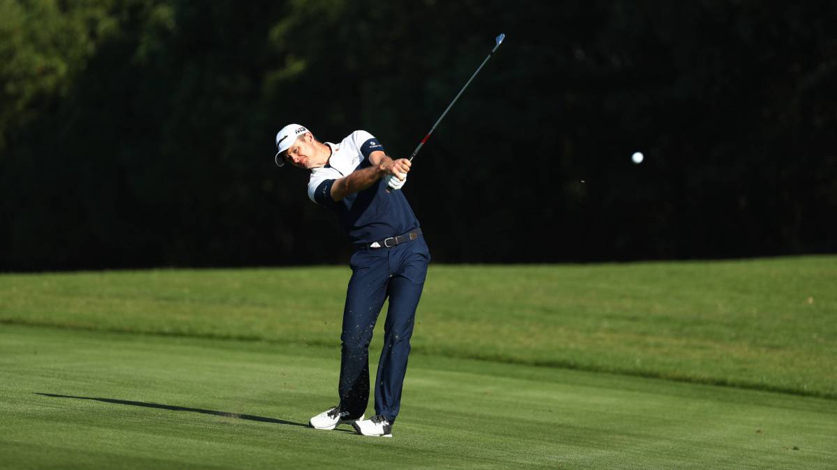 Justin Rose golpea la bola en la última jornada del WGC - HSBC Champions en el Sheshan International Golf Club de Shanghái, China.