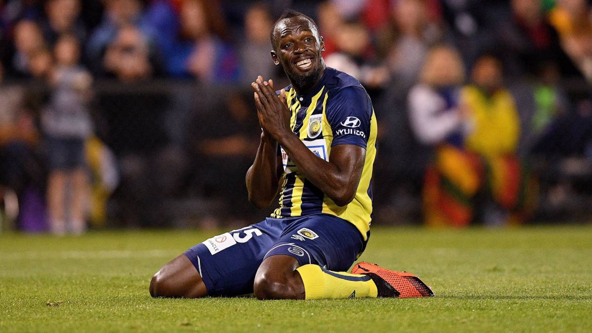 El jamaicano Usain Bolt, reacciona durante un partido de la liga australiana entre su equipo, los Central Coast Mariners, y el Macarthur South West United, en Sídney (Australia).