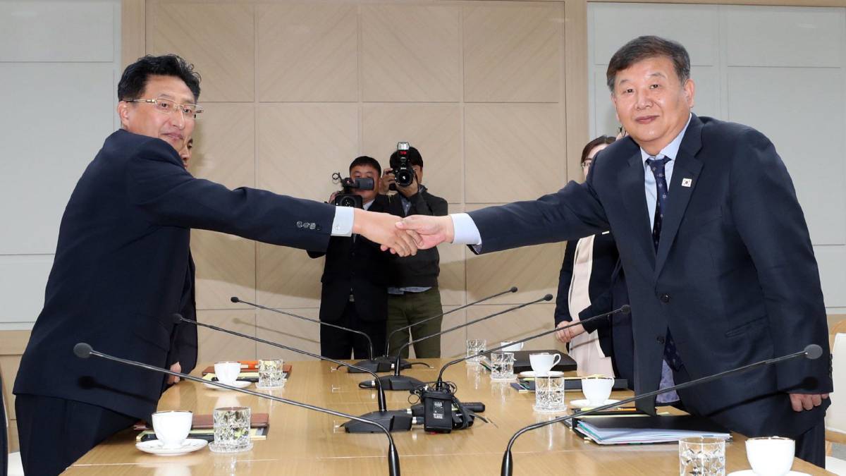 El viceministro de Cultura y Deporte surcoreano, Roh Tae-kang, estrecha la mano a su homólogo norcoreano, Won Kil-u, durante la reunión que celebraron en el complejo industrial intercoreano de Kaesong.