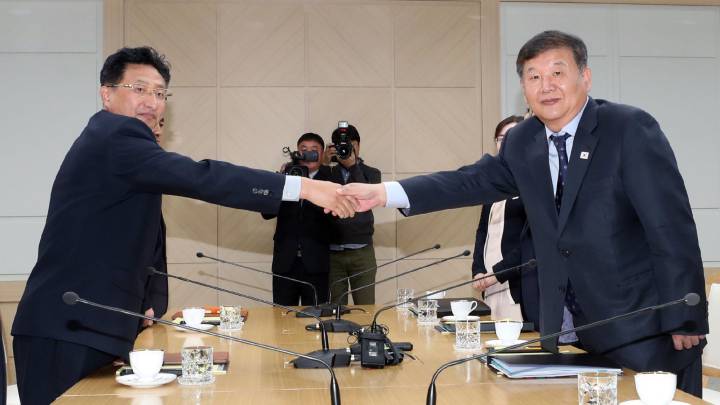 El viceministro de Cultura y Deporte surcoreano, Roh Tae-kang, estrecha la mano a su homólogo norcoreano, Won Kil-u, durante la reunión que celebraron en el complejo industrial intercoreano de Kaesong.
