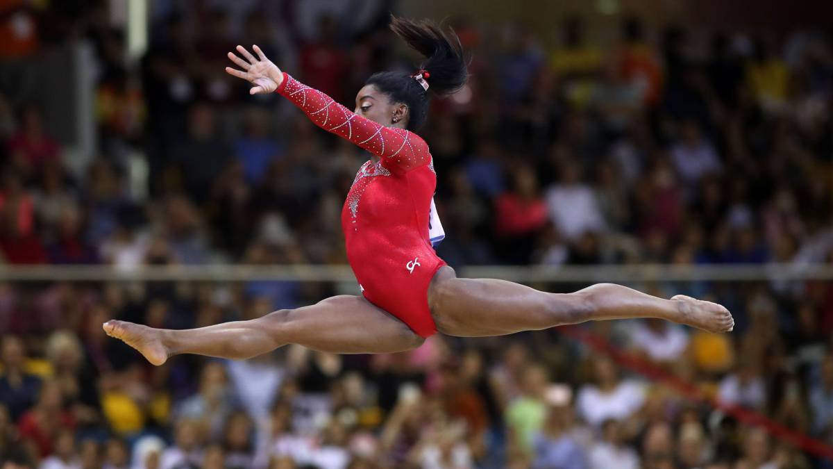 Simone Biles en suelo.