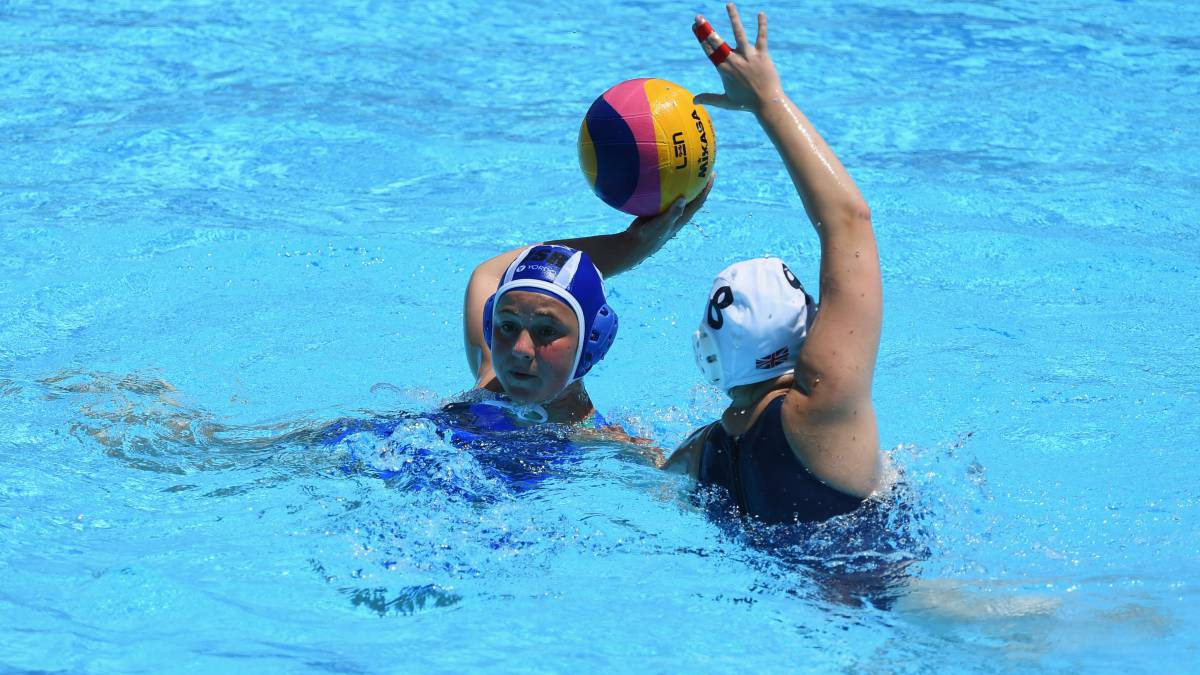 Maya Shechori, de la selección femenina de waterpolo de Israel intenta pasar la pelota durante los Juegos Europeos de Bakú 2015.