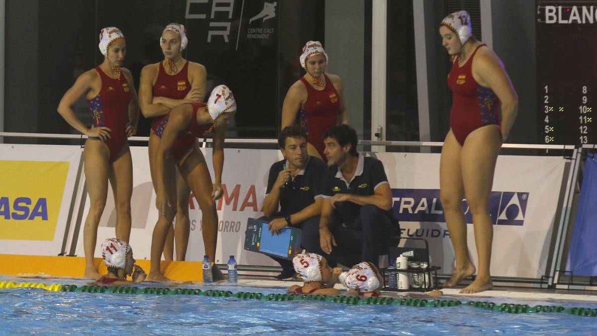 Miki Oca, con las jugadoras de España