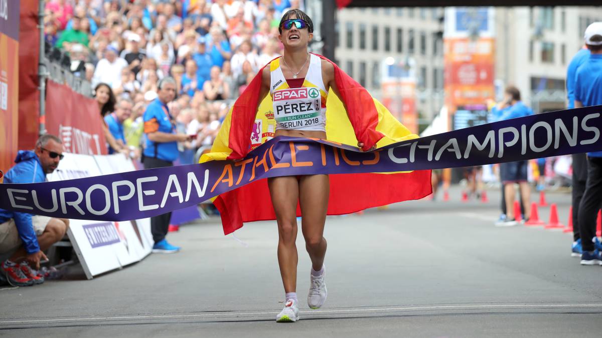 María Perez cruza la meta en la prueba de 20 kilómetros marcha, donde se proclamó campeona de Europa en los Europeos de Atletismo de Berlín.