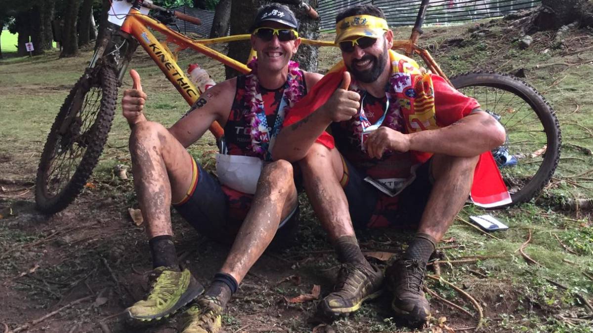 Los gaditanos Pepe Candón y Jonathan Macías posan tras proclamarse Campeones del Mundo XTERRA en categoría PC Visual Impediment.