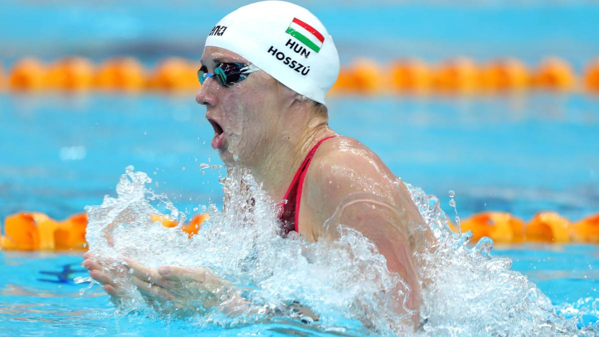 Katinka Hosszu compite durante la prueba de 200 braza en la Copa del Mundo de Pekín.