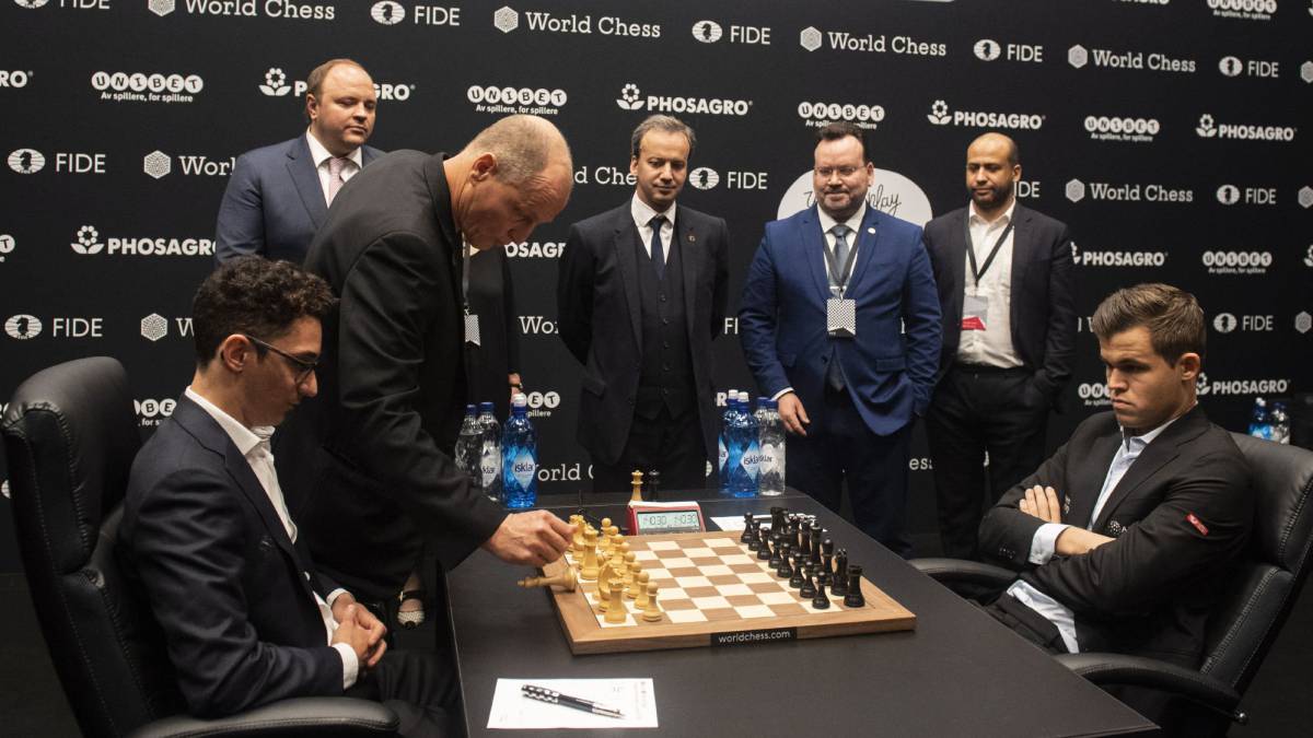 Carlsen-Caruana, primer asalto: tablas tras 7 horas y metedura de pata de Woody Harrelson