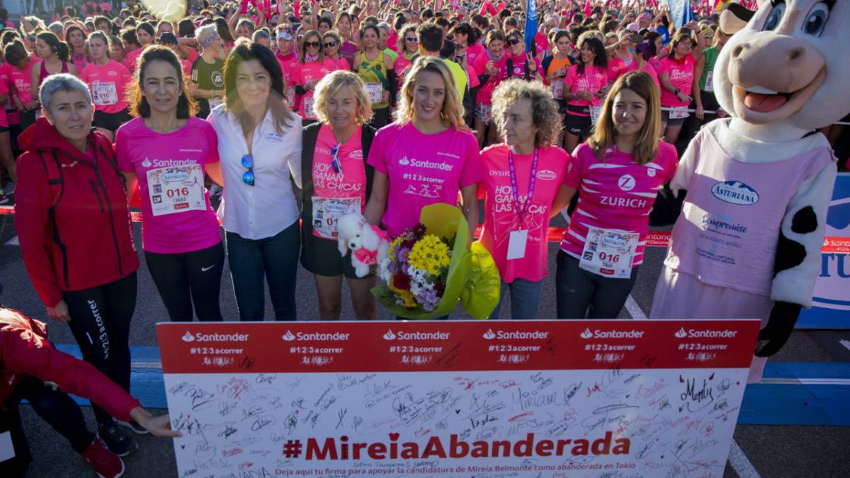 Mireia, con los autoridades, en la salida.